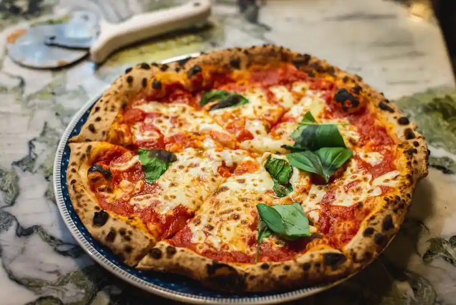 Taş fırında pizza hazırlığı